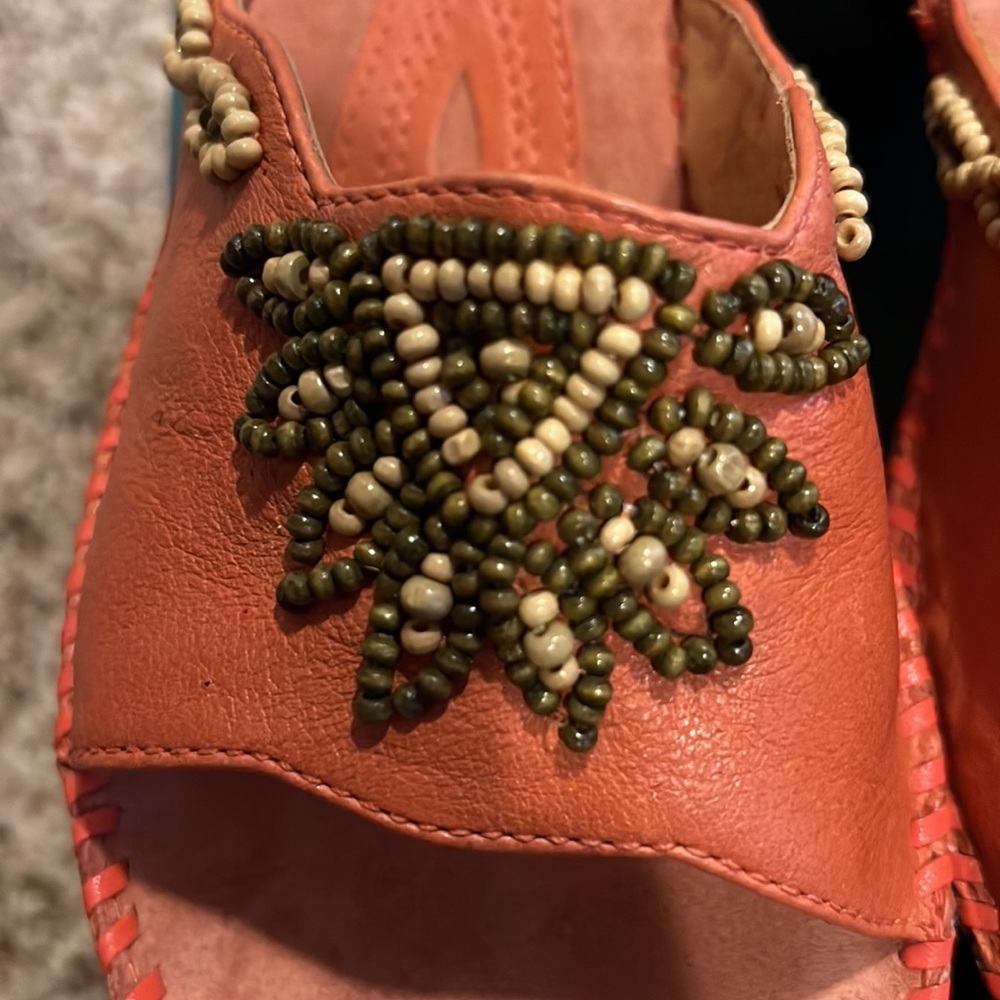 CLARKS WOMENS LEATHER SLIDES IN SZ 6.5…BEAUTIFUL CORAL COLOR…WORN ONE TIME!!! - Picture 3 of 9